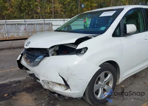 2013 Toyota Sienna Le V6 8 Passenger z USA, uszkodzony, nr VIN 5TDKK3DC4DS325259